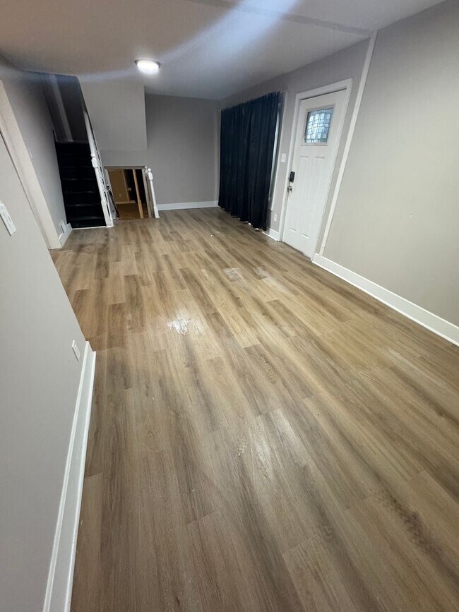 Foto del edificio - Spacious 6 bedroom - **1 MONTH FREE RENT**