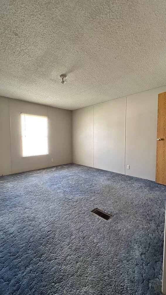 Foto del edificio - 270 N Walnut St