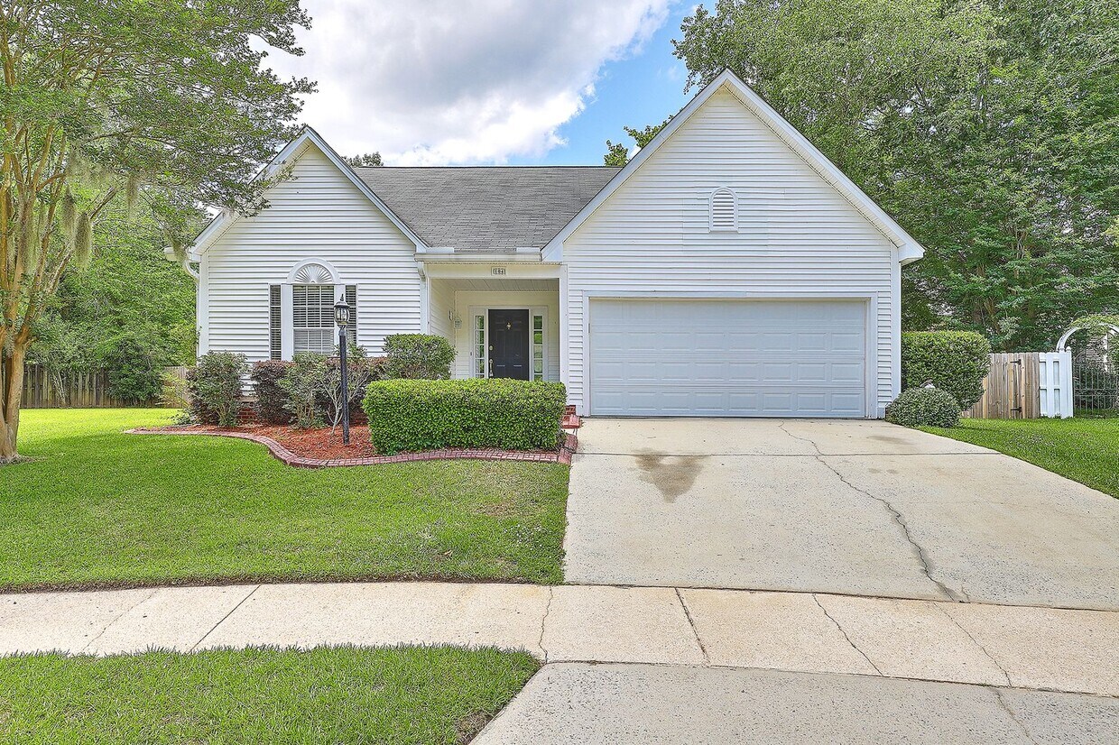 Primary Photo - Home in Crowfield Plantation!
