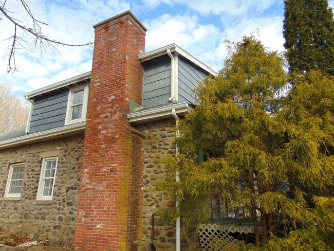 Building Photo - 446 Fall Mountain Rd