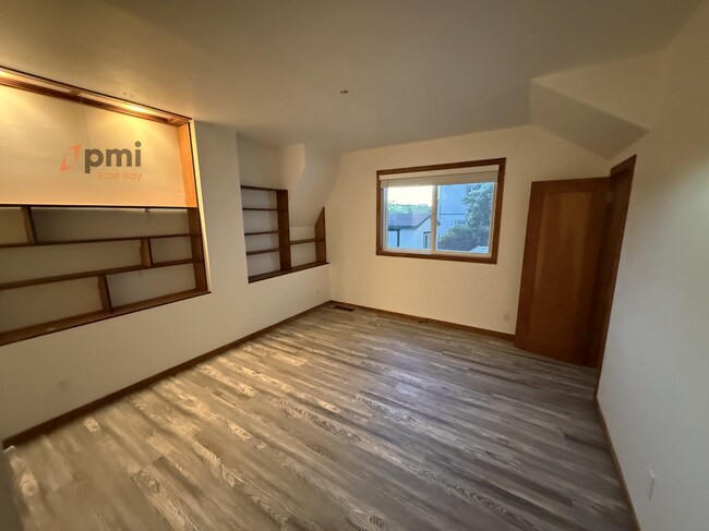 Foto del edificio - 4-Bedroom Residence in Martinez with Flexible Living Spaces