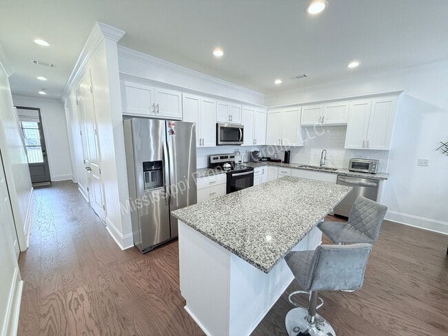 Building Photo - 102 Farm View Dr