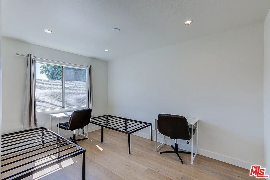 Foto del edificio - 1281 W 38th St