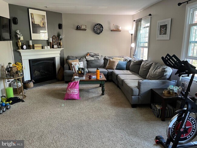 Building Photo - 204 Hampton Dr