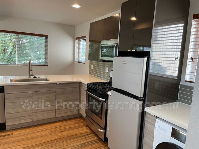 Building Photo - 6408 Phinney Ave N