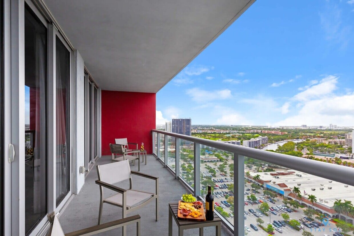 Foto principal - 2602 E Hallandale Beach Blvd