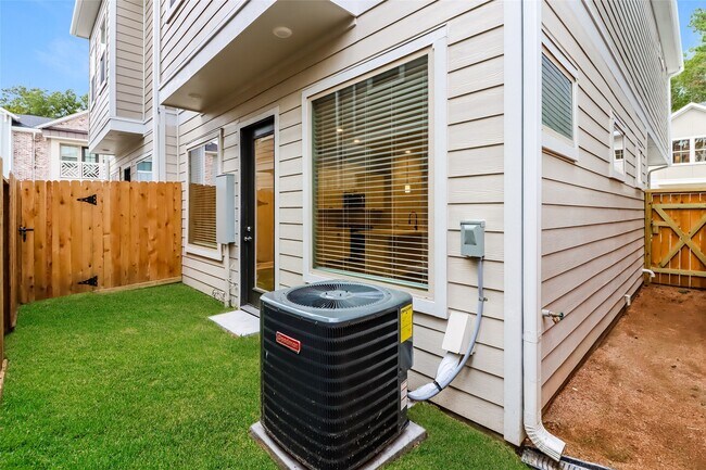 Foto del edificio - 5104 Royal Heath Dr