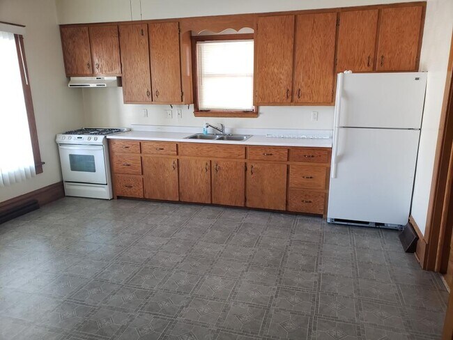 Large Kitchen - 303 E Jefferson St
