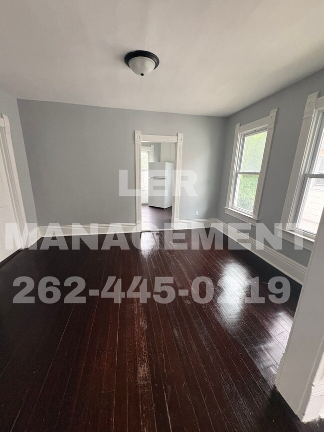 Foto del edificio - Spacious 3 Bedroom Upper!