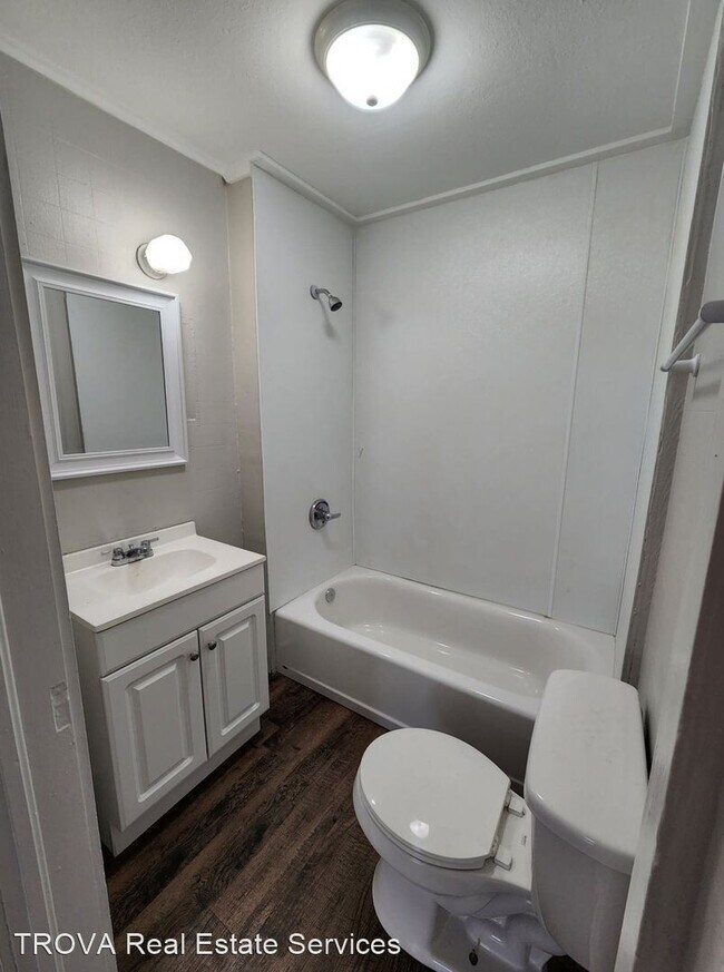 Building Photo - 2 br, 1 bath House - 902 E. 15th Street