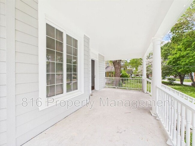 Building Photo - 633 S Fuller Ave