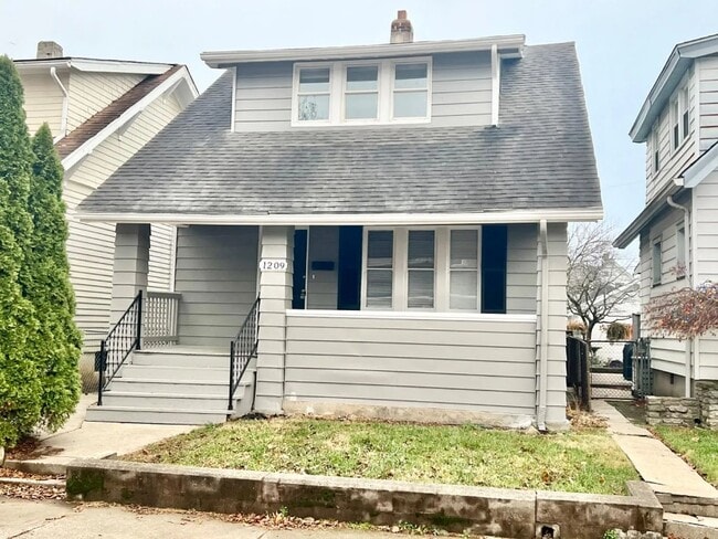 Building Photo - 1209 Reservoir St