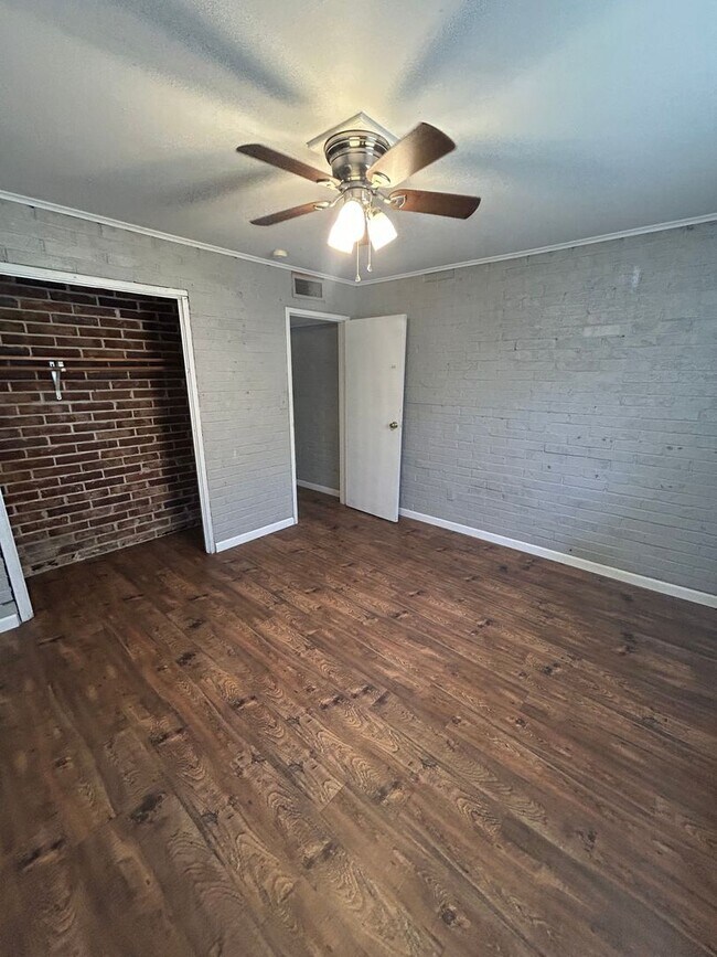 Building Photo - 400-402 Dyer