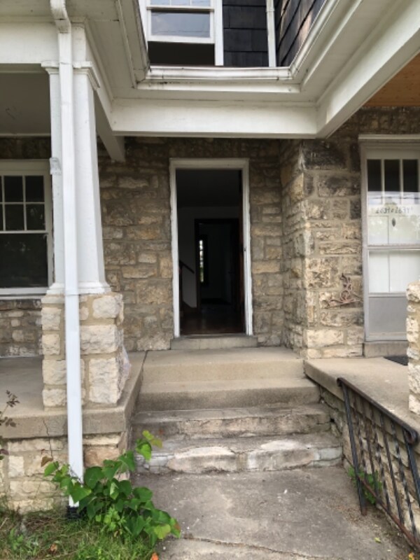 Building Photo - 1836 W 5th Ave