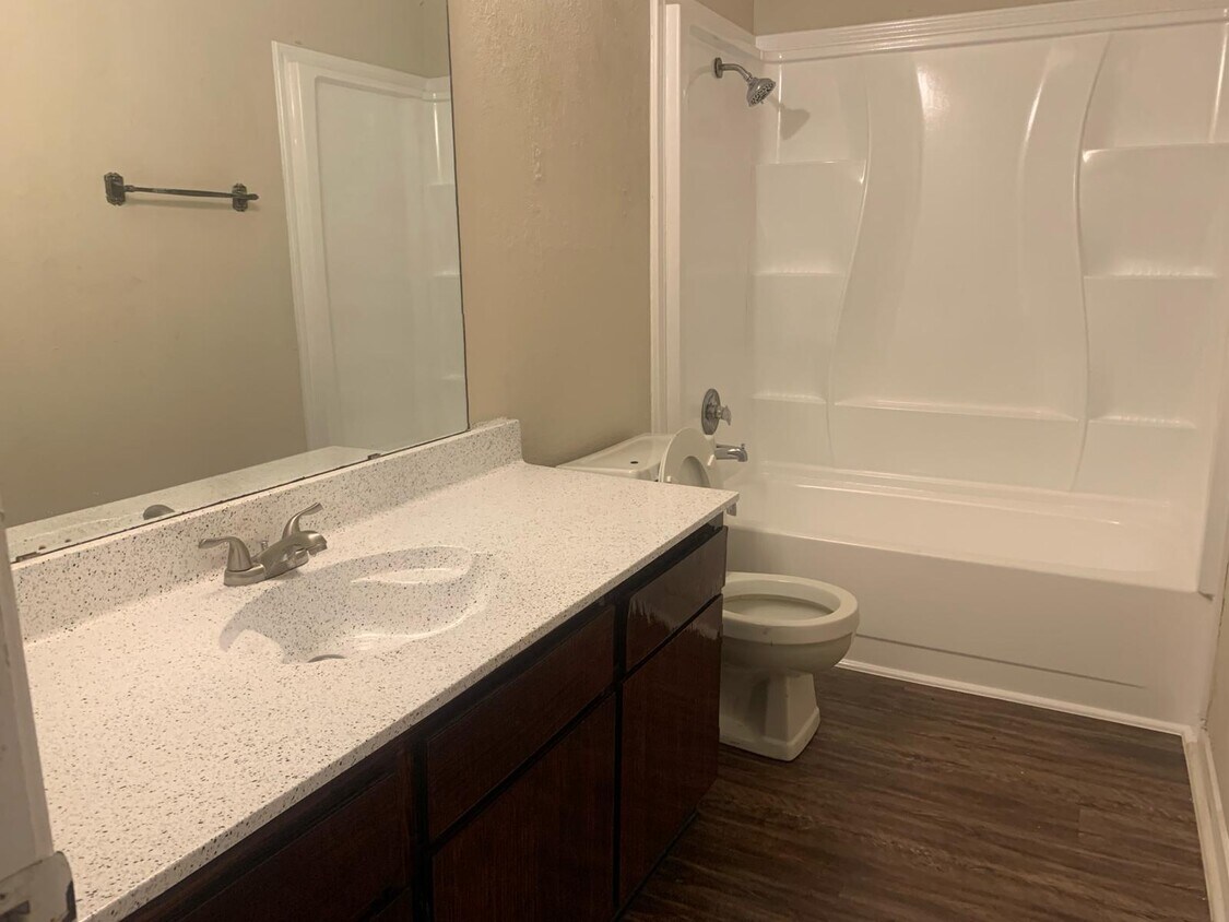Foto principal - 420 Oakwood Ln