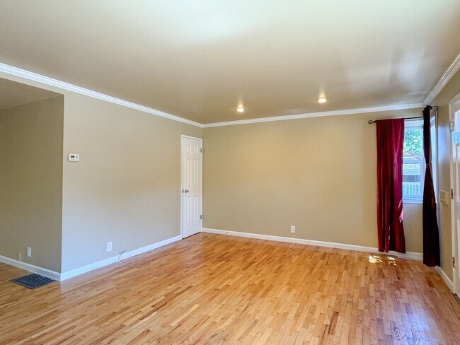 Building Photo - Beautifully Updated Phinney Ridge 2bd/2bth...