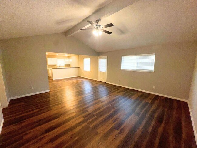 Foto del edificio - 723 Cherry Valley Dr