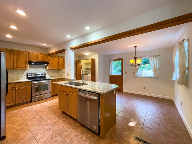 Building Photo - Elegant Three-Bedroom in West Asheville