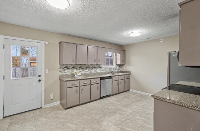 Building Photo - 43 Sandy Run Rd