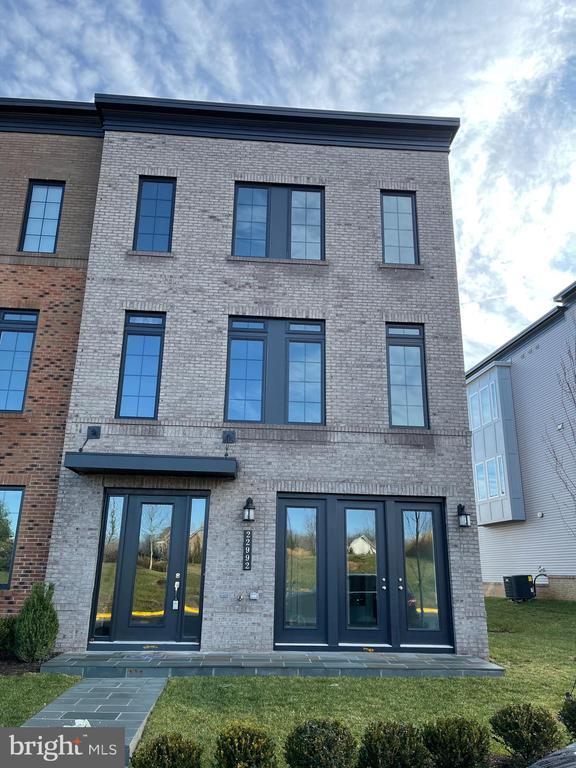 Building Photo - 22992 Brooksbank Square