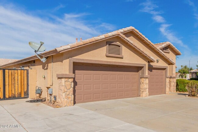 Building Photo - Absolutely Stunning Home in Peoria