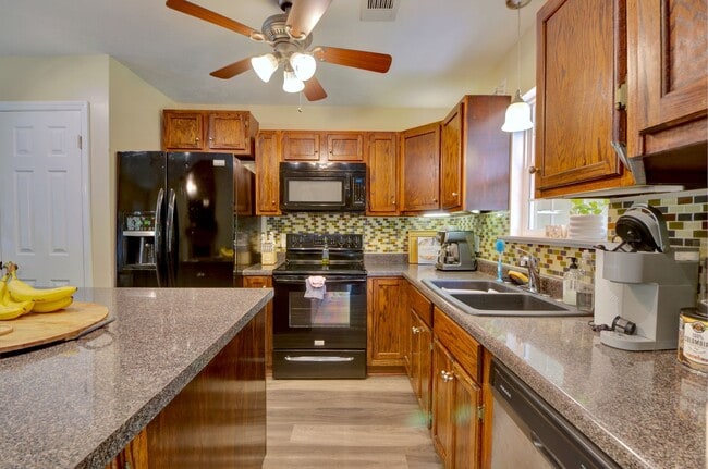 Building Photo - Heart of Auburn! 2 Bedroom Townhouse For Rent
