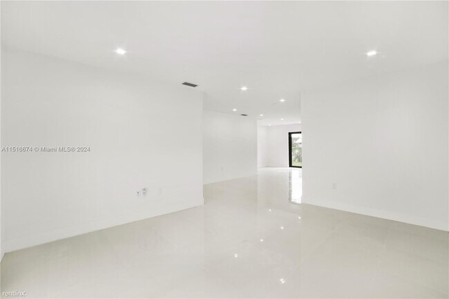 Foto del edificio - 3 br, 2 bath House - 3202 SW 24th Ter # 32...