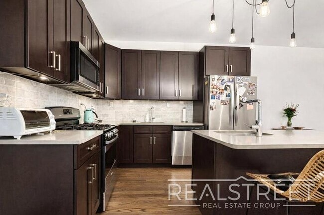 Building Photo - Crown Heights 2BR/2BA w/ In-Unit Laundry