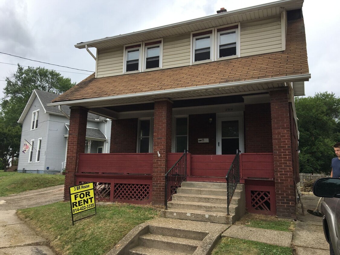 Foto principal - Awesome 3 BR 1 Bath Home with off street p...