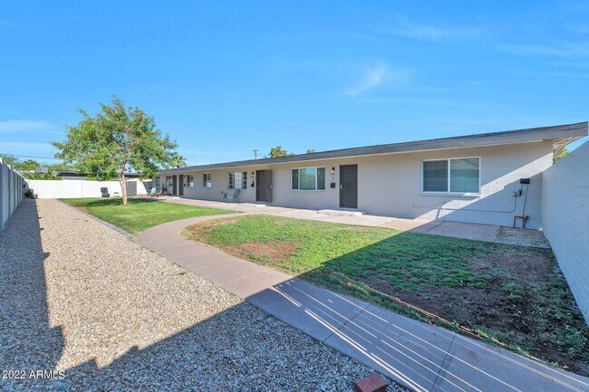 Building Photo - Updated 2bedroom apartment in central Phoenix