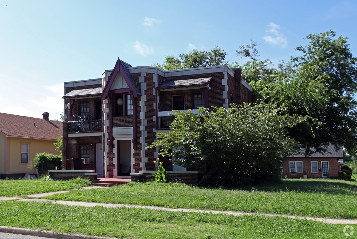Building Photo - 2206 E 7th St