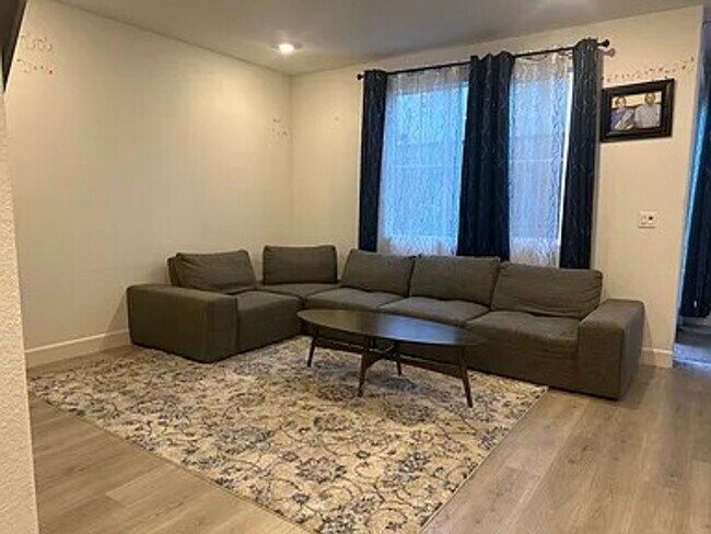 Foto del edificio - Beautiful Newer Pittsburg Home – 4 Bd, 3 Ba, close to BART Freeway and Shopping!