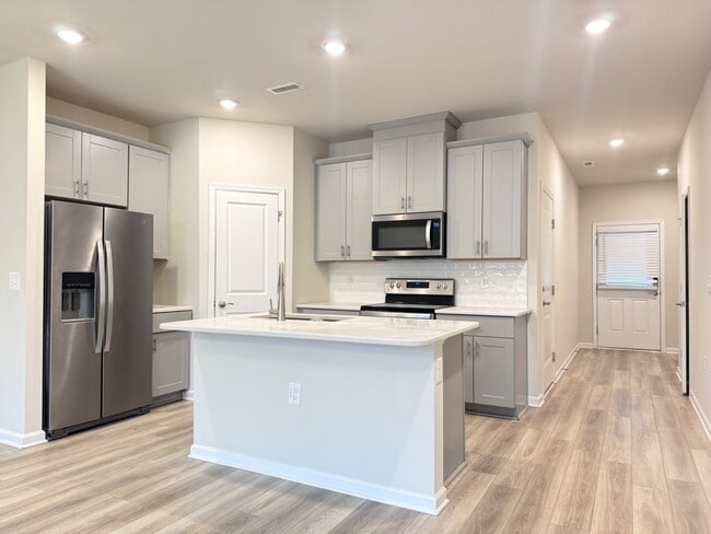 Building Photo - 3 Bedroom Townhome with Garage for Rent