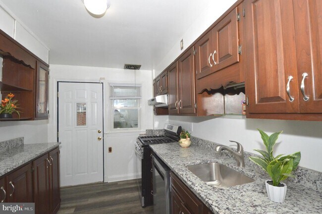 Building Photo - 1514 N Forest Park Ave