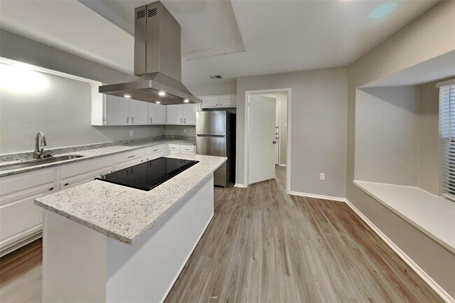 Building Photo - 8526 Lake Crystal Dr