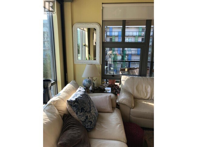 Photo du bâtiment - 388-381 W 1st Ave