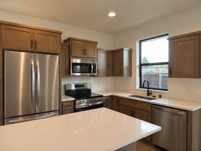 Building Photo - 10112 NE 45th Ct
