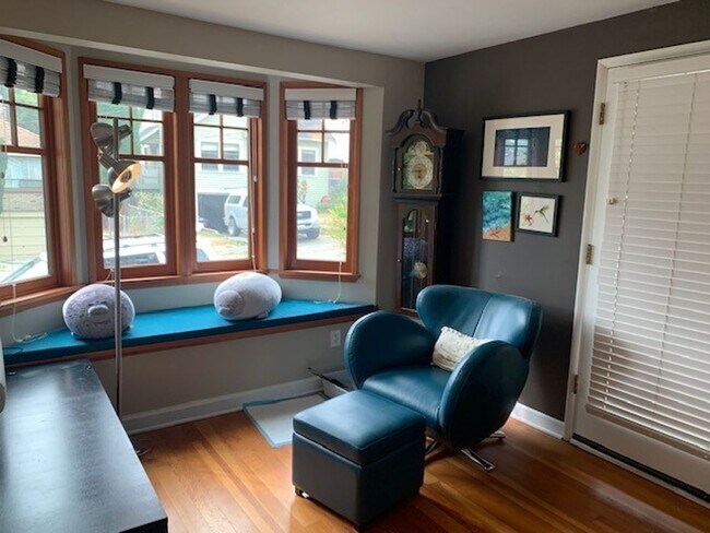 Building Photo - Charming Maple Leaf 3 bedroom, 2 bath 1300...
