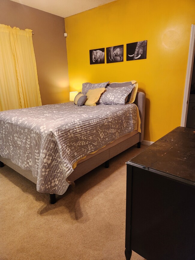 Comfy queen bed - 9015 Racine Rd