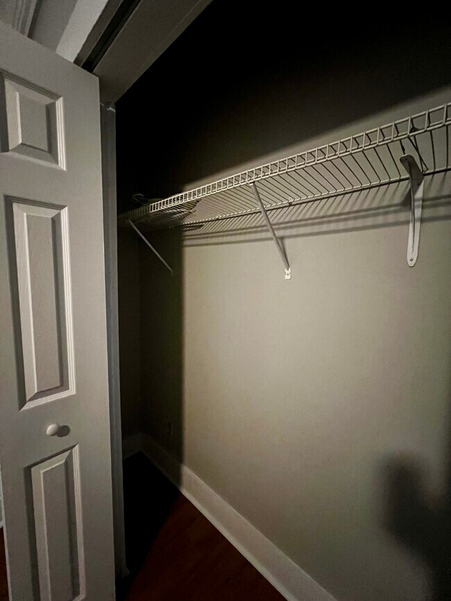 Armario grande y largo para dormitorio - 2077 Cascade Rd SW