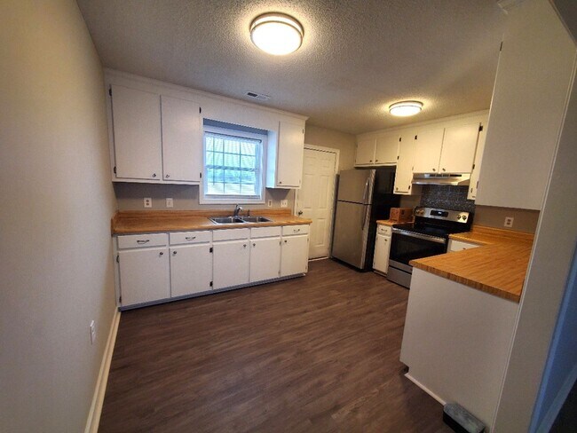 Foto del edificio - Charming 2BR/1BA Apartment – Well-Maintain...