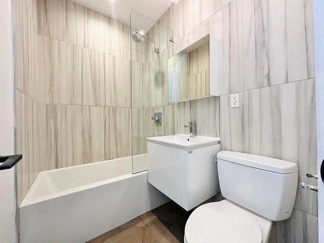 Foto del edificio - Furnished room/NOT APARTMENT