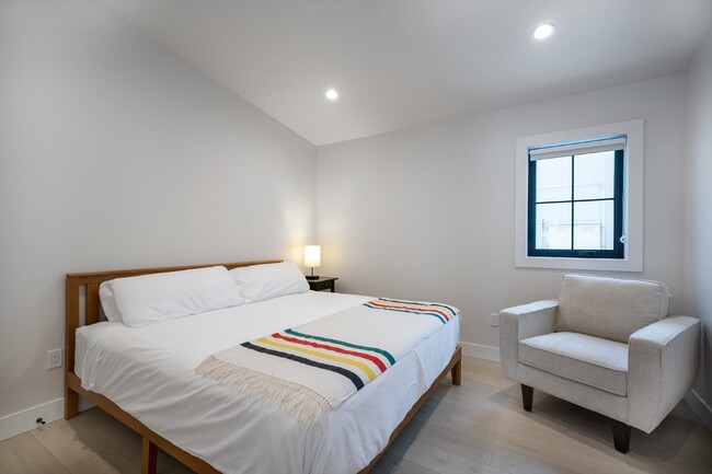 Foto del edificio - Avail. thru 5/31. Fully Furnished, Interne...