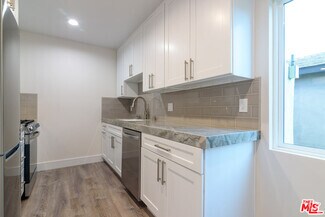 Building Photo - 1310 W Valencia Dr