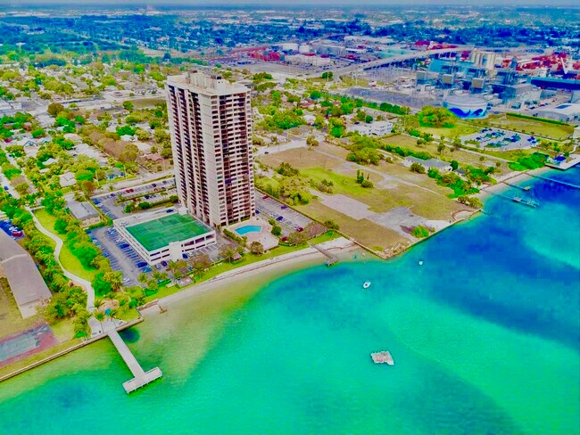 Foto del edificio - 5600 N Flagler Dr