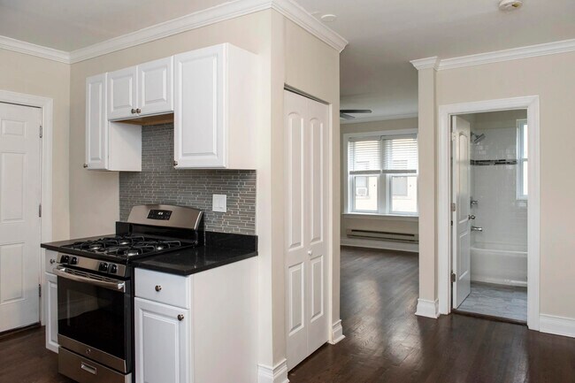 Foto del edificio - 3829 N Greenview Ave
