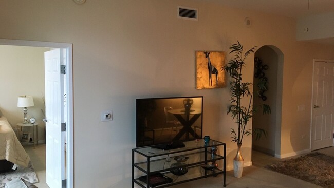 Building Photo - Beautiful 1 Bedroom Fully Furnished Unit -...