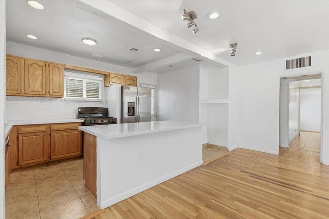 Building Photo - 361 E Clarendon Ave