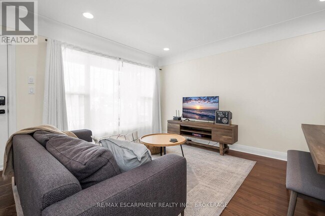 Photo du bâtiment - 16 Golden Blvd E