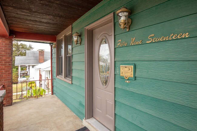 Building Photo - Adorable North Hampton House - Must See!